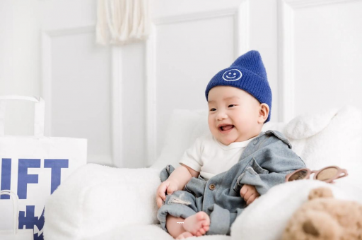 仁寿宝宝吃奶蹬腿烦躁扭动